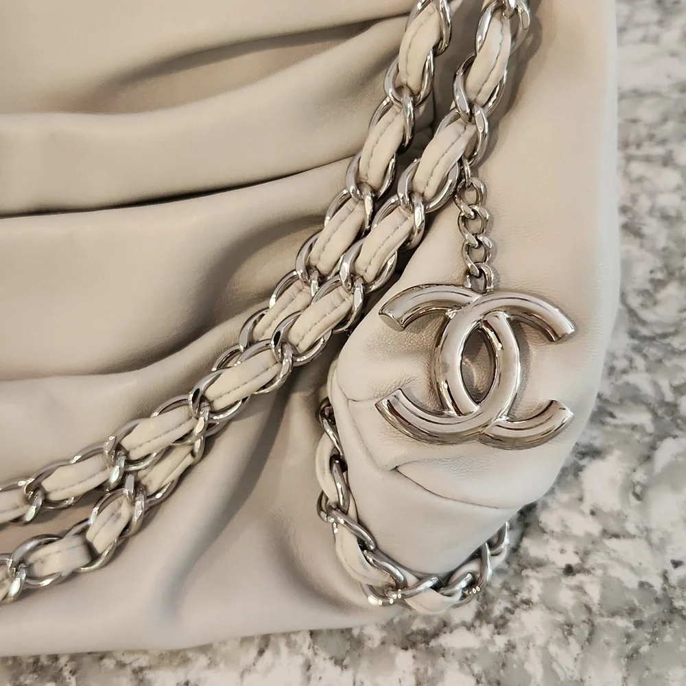 RARE CHANEL Vintage Lambskin Handbag - Picture 5 of 15